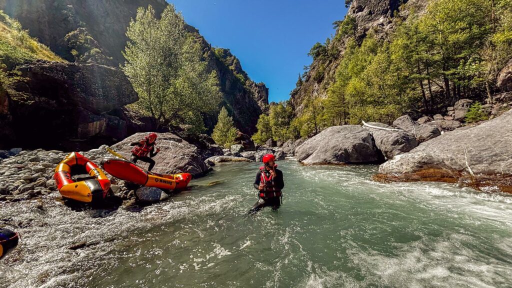 Les pieds dans l'eau au milieu de la Combe chauve du Guil